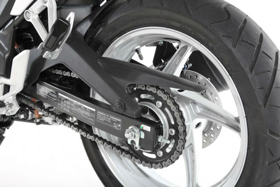 Honda CBR 250R tem motor eficiente e econômico 