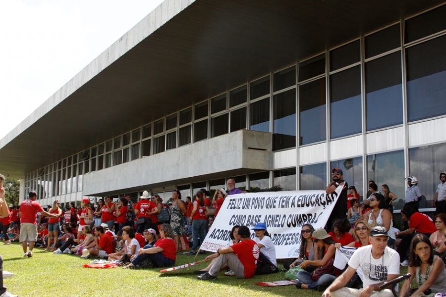 Professores da rede pública de ensino protestaram em frente ao Palácio do Buriti / Andre Sousa Borges/Foroarena/AE