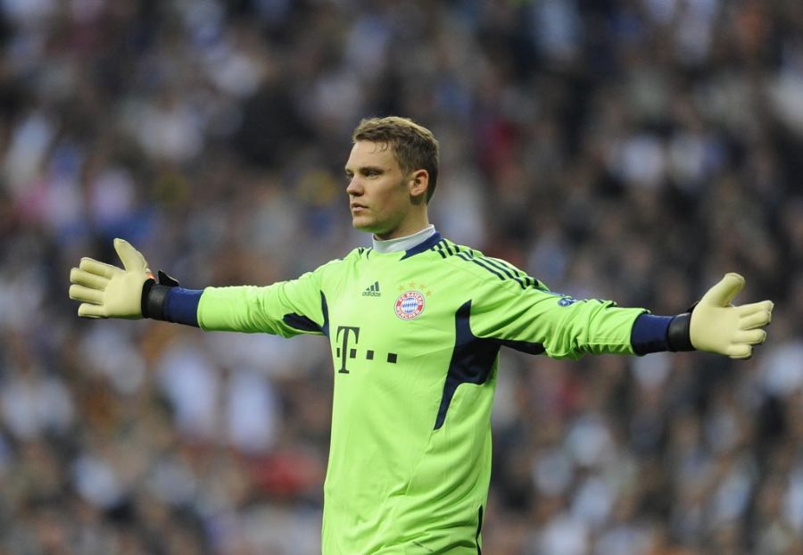 Neuer comemora classificação do Bayern à final da Liga após defender pênaltis de Kaká e Cristiano Ronaldo / DANI POZO/AFP