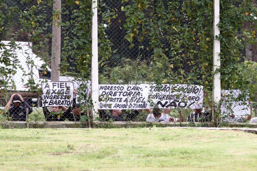 Torcedores protestaram neste sábado / Adriana Barbosa/FUTURA PRESS/AE