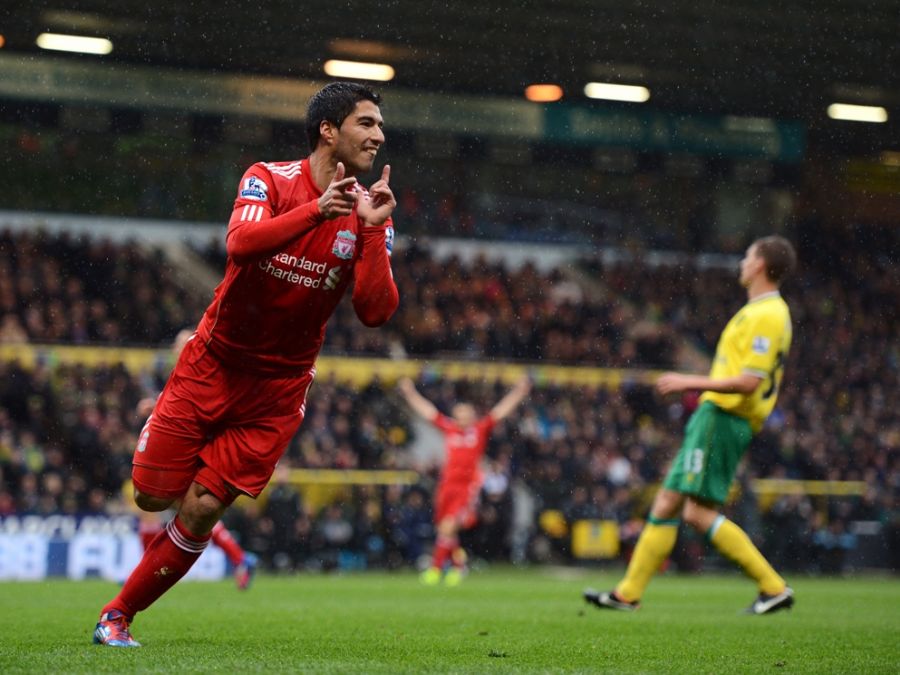 Luis Suárez comemora após fazer um de seus três gols na partida / Adrian Dennis/AFP