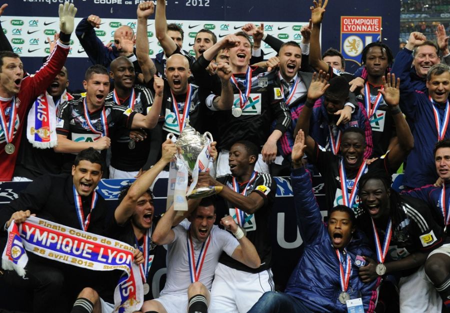 Jogadores do Lyon levantam troféu e comemoram a conquista / Franck Fife/AFP