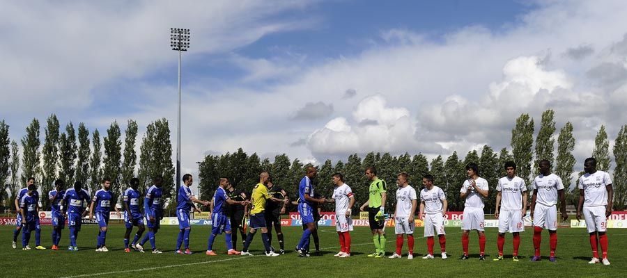 Apenas oito atleta do Leiria (branco) enfrentaram o Feirense pelo Português / Francisco Leong/AFP