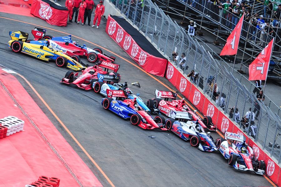 Marco Andretti encosta no carro de Mike Conway e causa um 'congestionamento' na pista