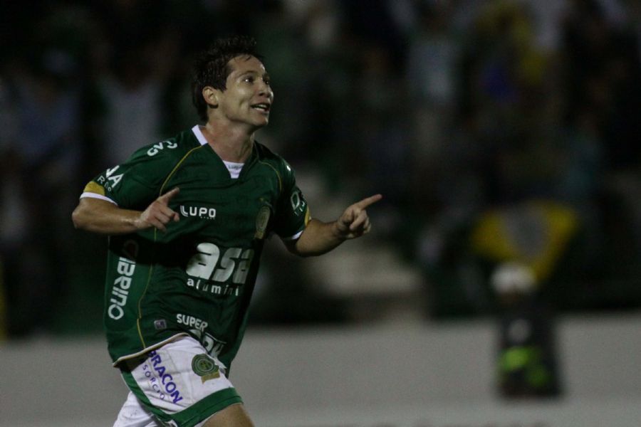 Medina marcou duas vezes e classificou o Guarani para a final / Marcos Bezerra/FuturaPress/AE
