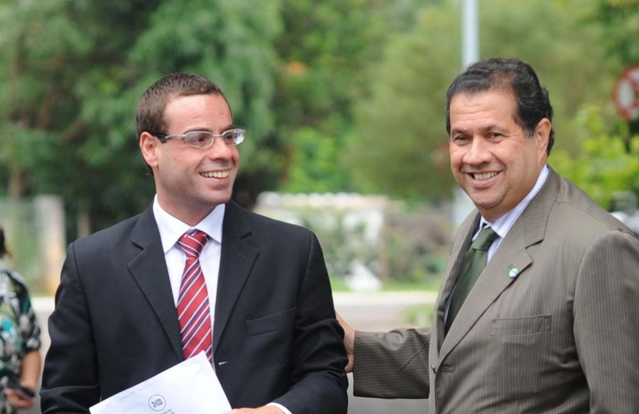 O novo ministro do Trabalho, Brizola Neto, à esquerda do presidente do PDT, Carlos Lupi / Antônio Cruz/ABr