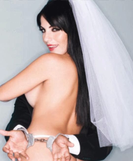 Anamara aparece de topless e v&eacute;u de noiva / Divulga&ccedil;&atilde;o/Twitter