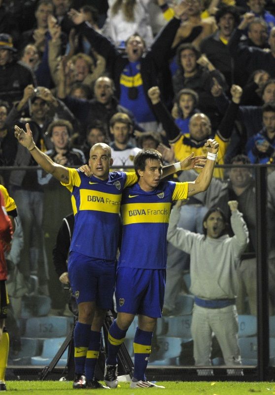 Santiago Siva (E) comemora gol da vitória do Boca Juniors com companheiro Pablo Muche / JUAN MABROMATA/AFP 