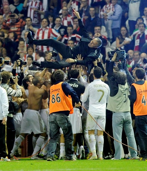Mourinho é festejado pelos jogadores do Real Madrid pelo título / ANDER GILLENEA/AFP