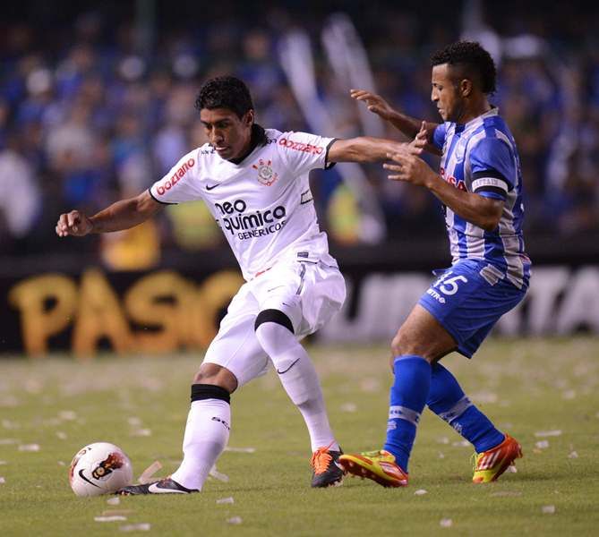 O Corinthians, de Paulinho, ficou na igualdade contra o Emelec, nesta quarta-feira / RODRIGO BUENDIA/AFP