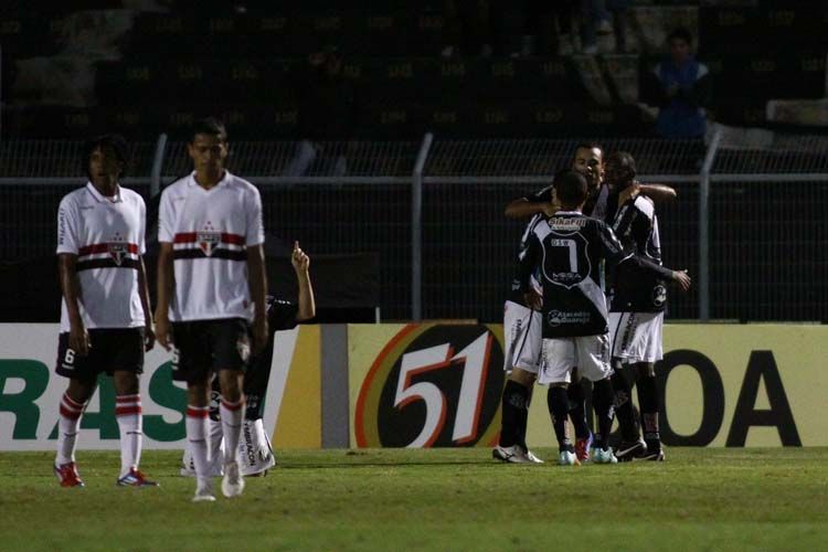 Jogadores da Ponte comemoram o único gol da partida / Marcos Bezerra/Futura Press