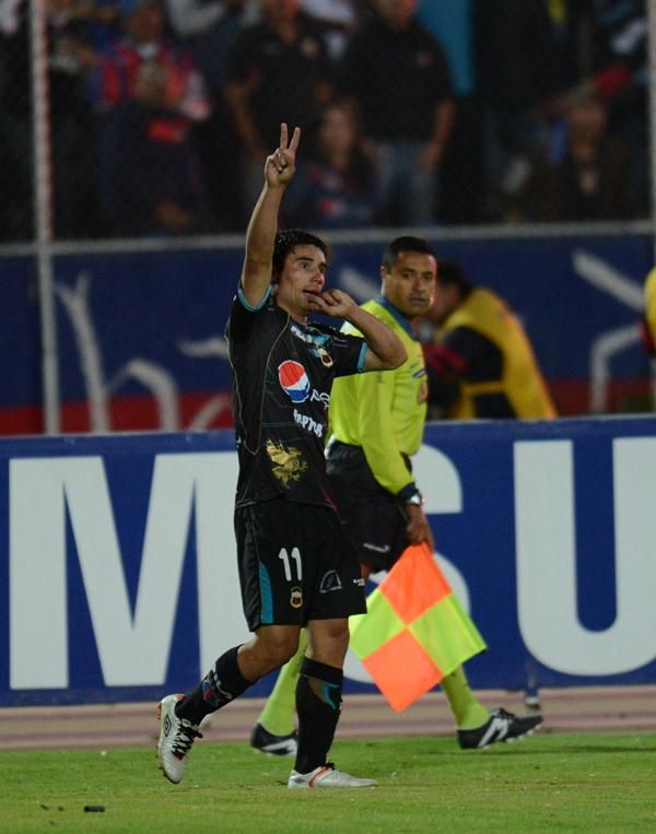Alustiza comemora um dos dois gols que fez na vitória do Deportivo Quito nesta quinta-feira / RODRIGO BUENDIA/AFP