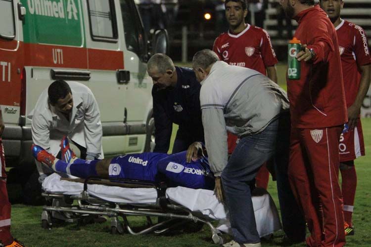 Anderson, goleiro do Mogi Mirim, deixou o campo de ambulância após choque com adversário / Filipe Granado/AE