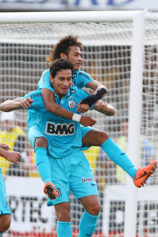 Ganso e Neymar celebram o primeiro gol do Santos contra o Guarani / Roberto Vazquez/ Futura Press