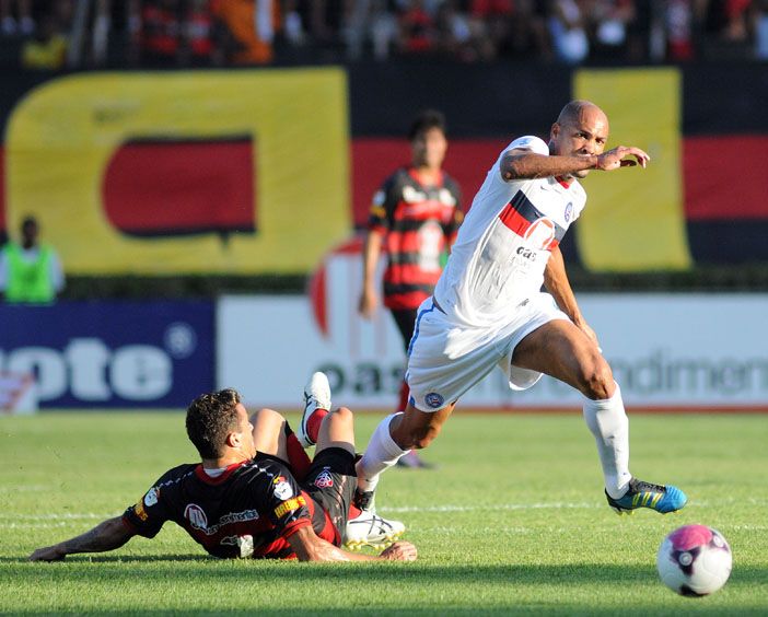 Souza tenta passar por marcador no empate no Barradão / Angelo Pontes/AE