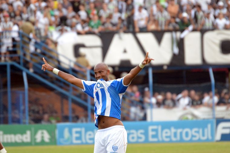 Nunes comemora o primeiro gol do Avaí na partida / Petra Mafalda/AE