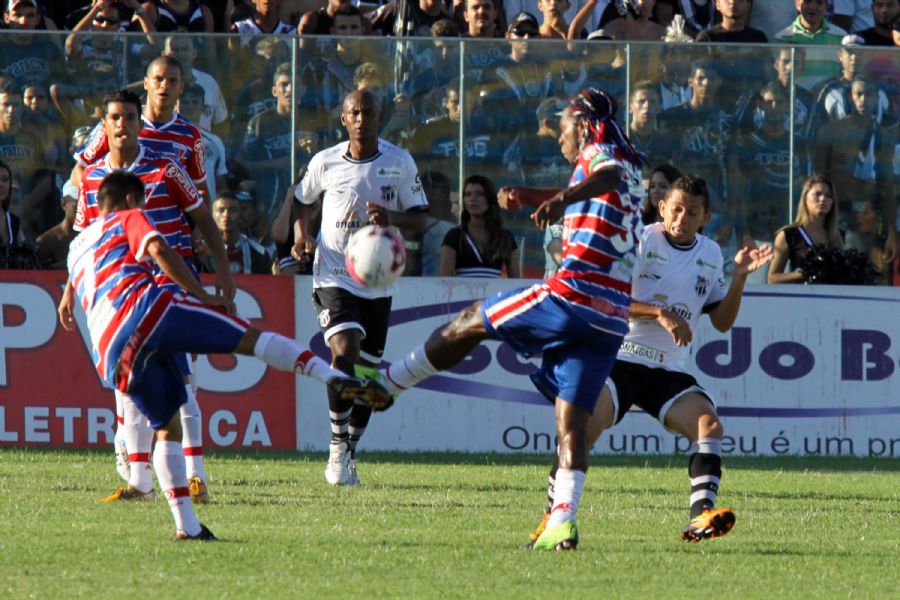 Jogadores disputam a bola no clássico deste domingo / LC Moreira/FuturaPress