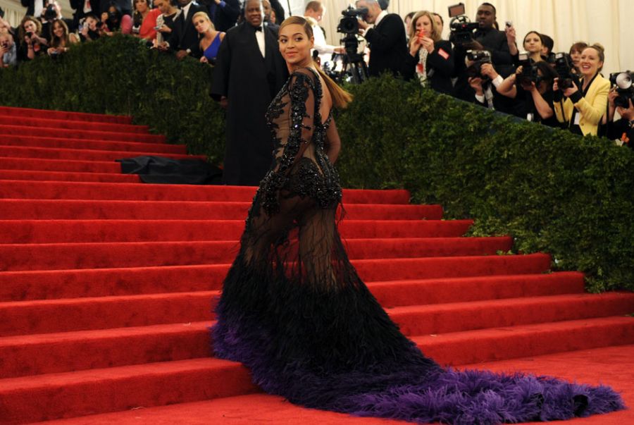 Famosas esbanjam glamour e sensualidade em baile de gala do MET 