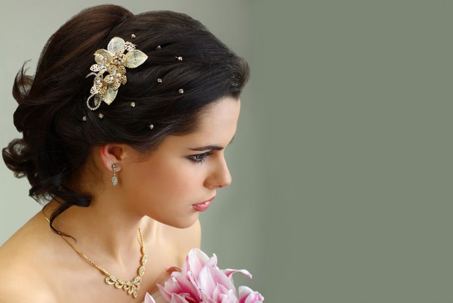 Tiaras, presilhas e garras: segurando o penteado com muito brilho 