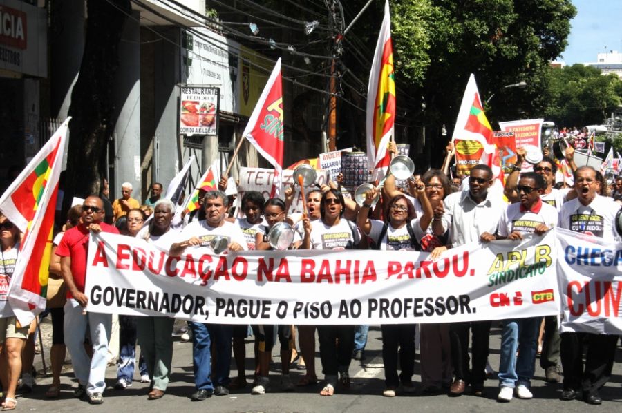 Professores de Salvador completam 29 dias em greve
