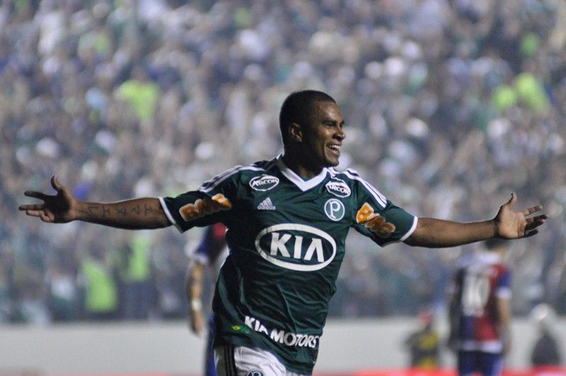 Mazinho comemora um dos dois gols que fez na vitória do Palmeiras sobre o Paraná / LEVI BIANCO/BRAZIL PHOTO PRESS/AE