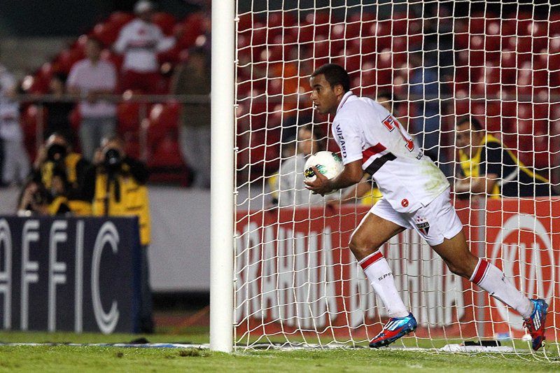 Lucas comemora gol na vitória do São Paulo diante da Ponte Preta no Morumbi / Gaspar Nóbrega/VIPCOMM