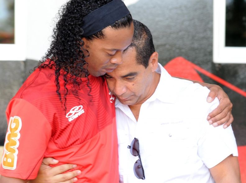 Zinho conversou com Ronaldinho para amenizar início de crise / Divulgação/Site Oficial/Flamengo