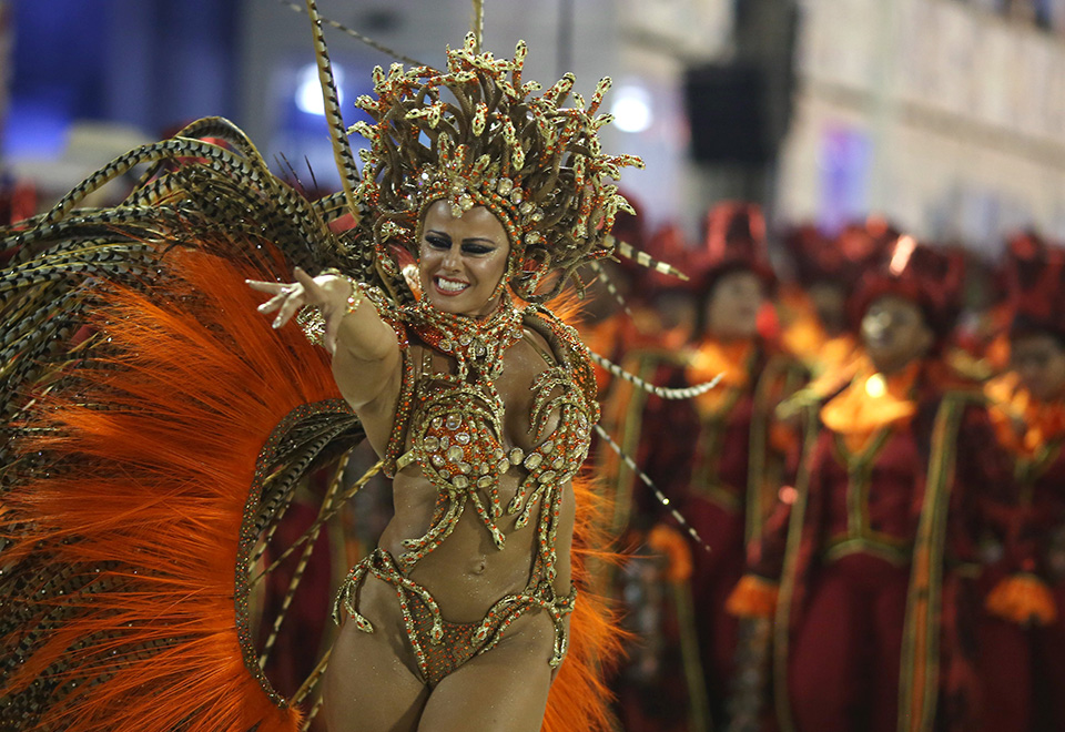 Viviane Araújo reinou absoluta no desfile da agremiação carioca