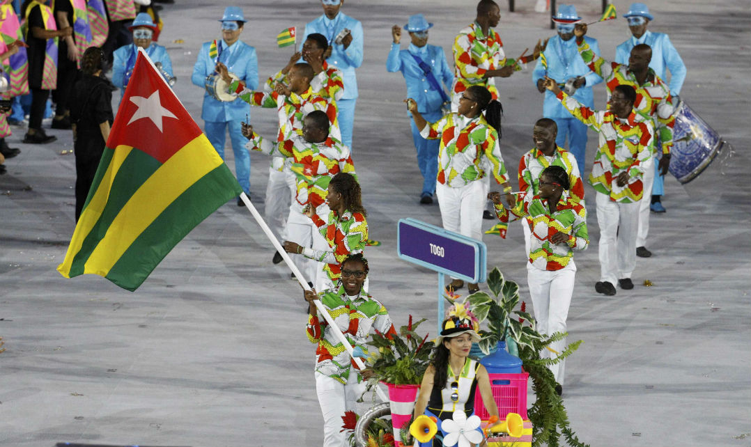 A delegação de Togo usou todas as cores da bandeira do país