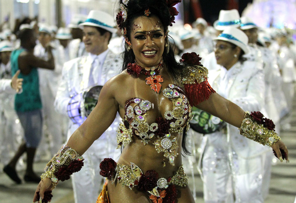 A rainha da bateria Raíssa Oliveira no desfile da escola de samba Beija-Flor de Nilópolis