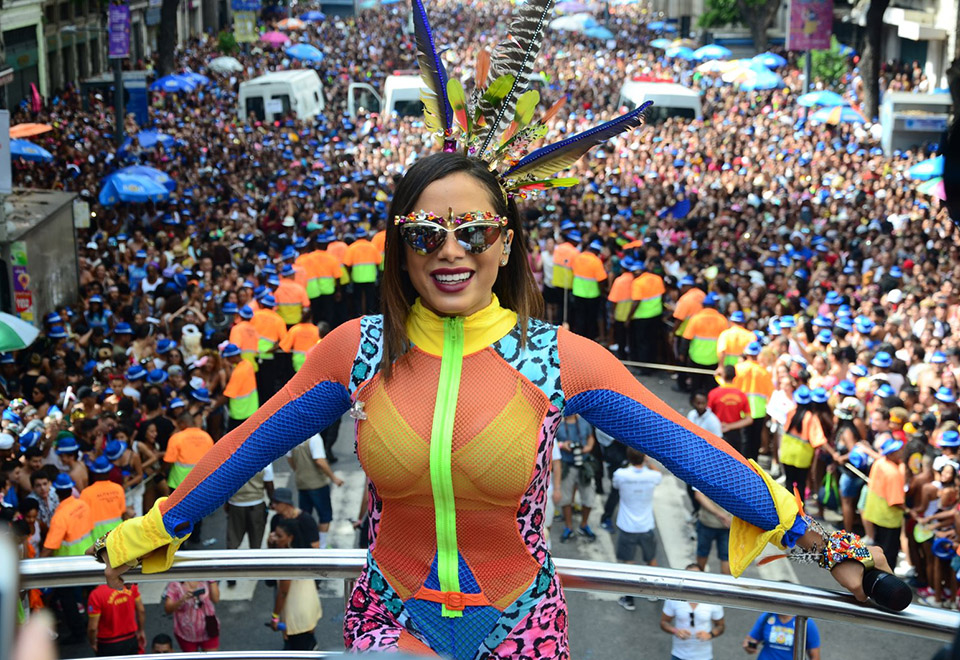 Anitta arrasta 400 mil pessoas em bloco pósCarnaval BandFolia Band