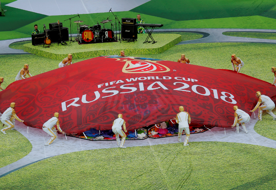 No centro do gramado, o sÃ­mbolo da Copa 2018