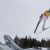 Salto de esqui - Atletas pulam de uma rampa e tentam pousar o mais distante possível e cada salto é avaliado de acordo com a distância percorrida e o es