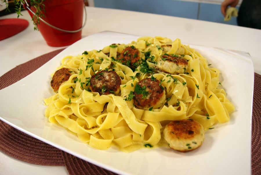 Polpetinhas de Frango ao Molho de Iogurte com Curry | Band Receitas