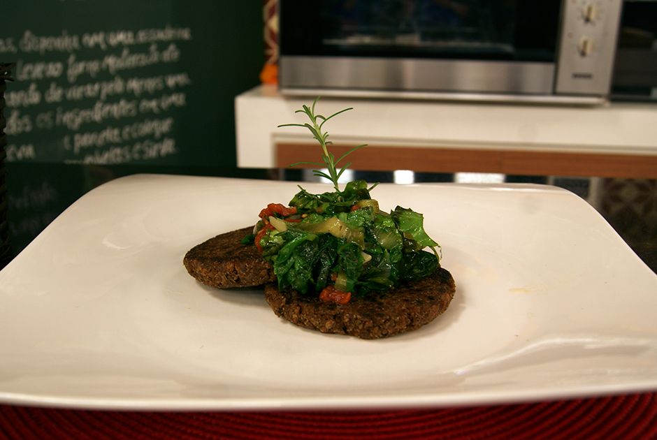 Escarola Salteada e Hambúrguer de Soja | Band Receitas