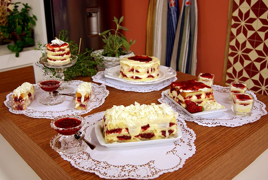 Bolo de Chocolate com Chantilly e Morangos Receita