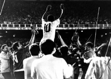 Pelé comemorando seu milésimo gol
