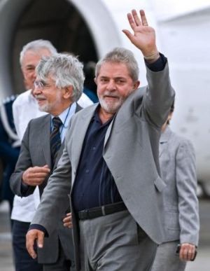 Nova pesquisa do PoderData mostra ex-presidente Lula à frente de Bolsonaro, mas vantagem cai em 2º turno