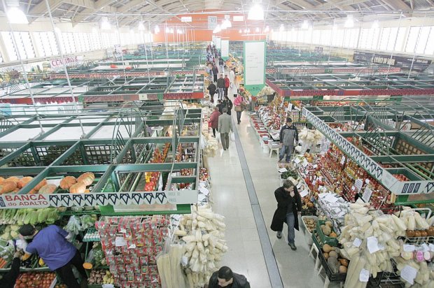 Mercado em SP aumenta venda de alimentos próximo da data de validade