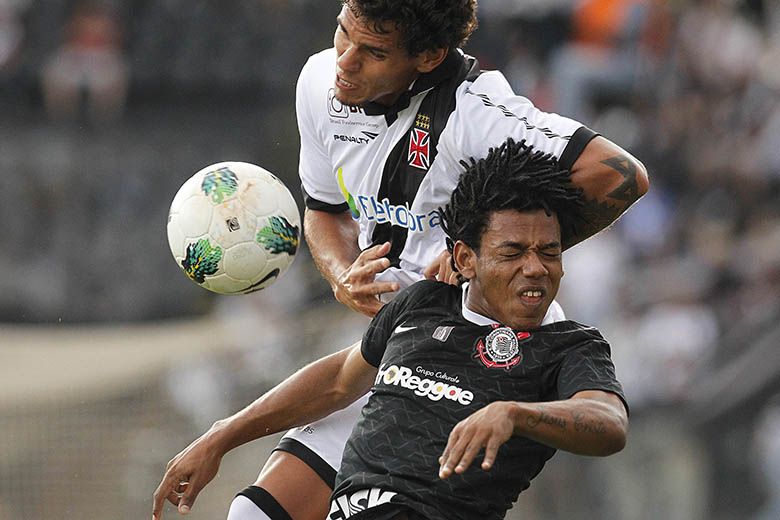 Romarinho, do Corinthians, disputa bola com Fabrício / Wagner Meier/Folhapress