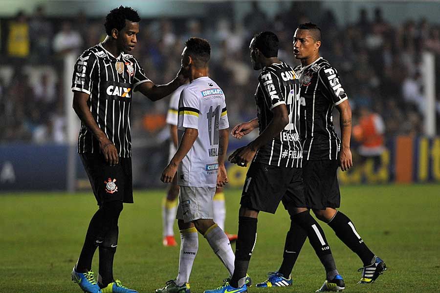 Gil (E) segura o rosto de Neilton durante a confus&atilde;o / Ivan Storti/Site do Santos