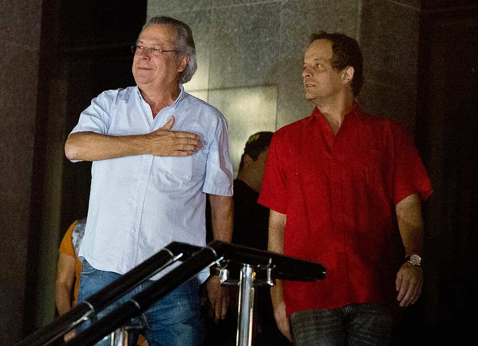 Dirceu (esq.) foi acusado de utilizar o telefone celular de dentro da cadeia / Nelson Almeida/AFP