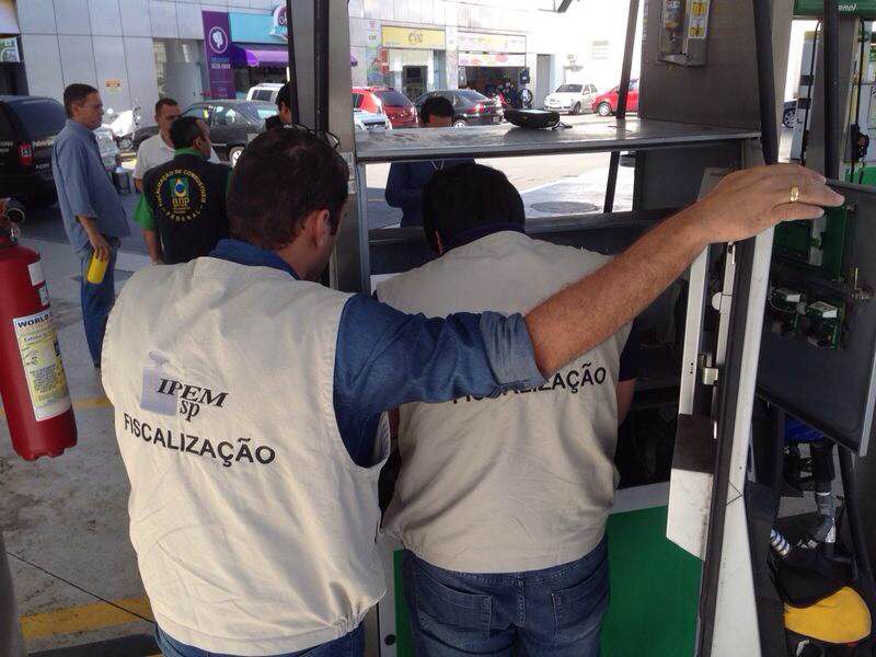 Polícia realiza fiscalização contra fraudes em postos de combustíveis