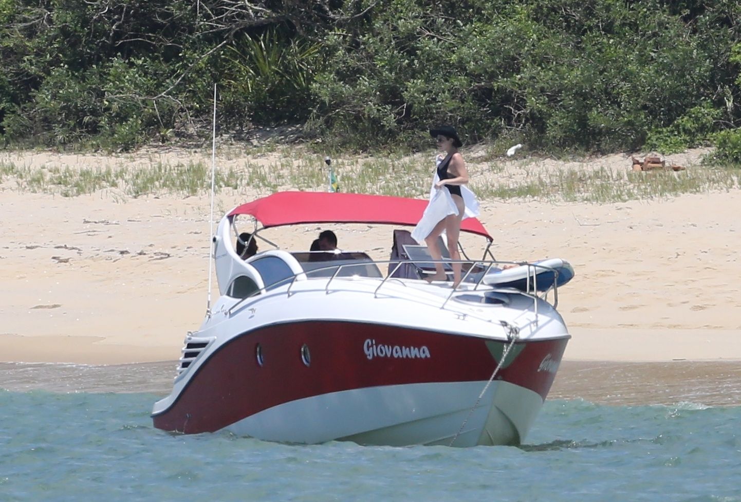 Kesha Faz Passeio De Lancha Em Florian Polis Not Cias