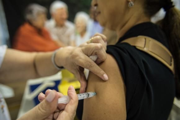 Surto de gripe no RJ provoca falta de medicamentos na cidade carioca