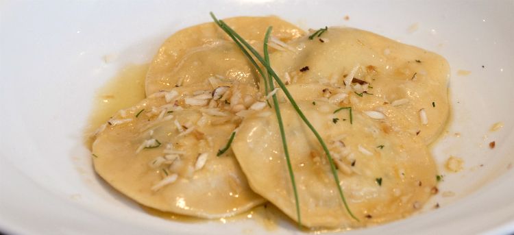 Raviolini de pupunha com castanha-do-Pará