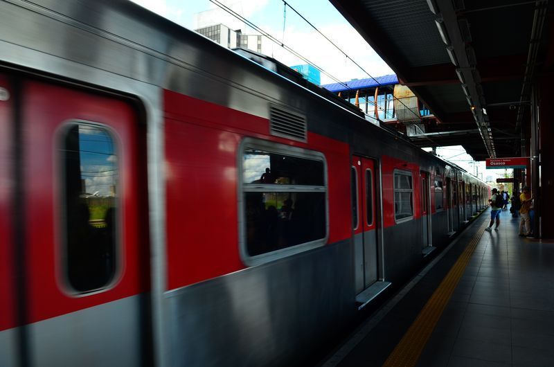 Governador de São Paulo assina acordo para implantar Trem Intercidades