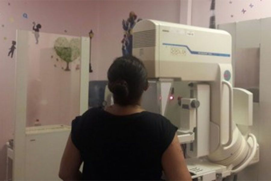 Exame de mamografia, que ajuda a detectar o câncer de mama