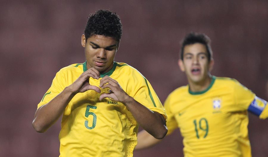 Casemiro comemora gol com ´coraçãozinho`: volante marcou e deixou o Brasil bem perto de Londres