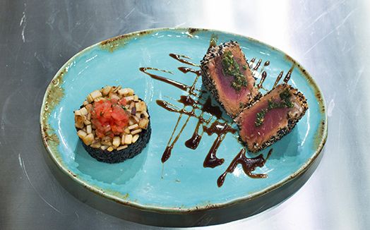 Atum em crosta de gergelim e arroz negro com pupunha | Band Receitas